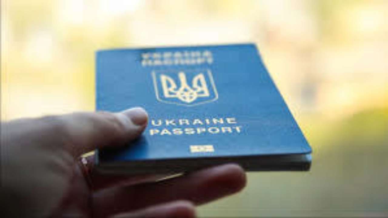Сотни украинцев отказываются от гражданства - нардеп Княжицкий Сотни украинцев отказываются от гражданства - нардеп Княжицкий