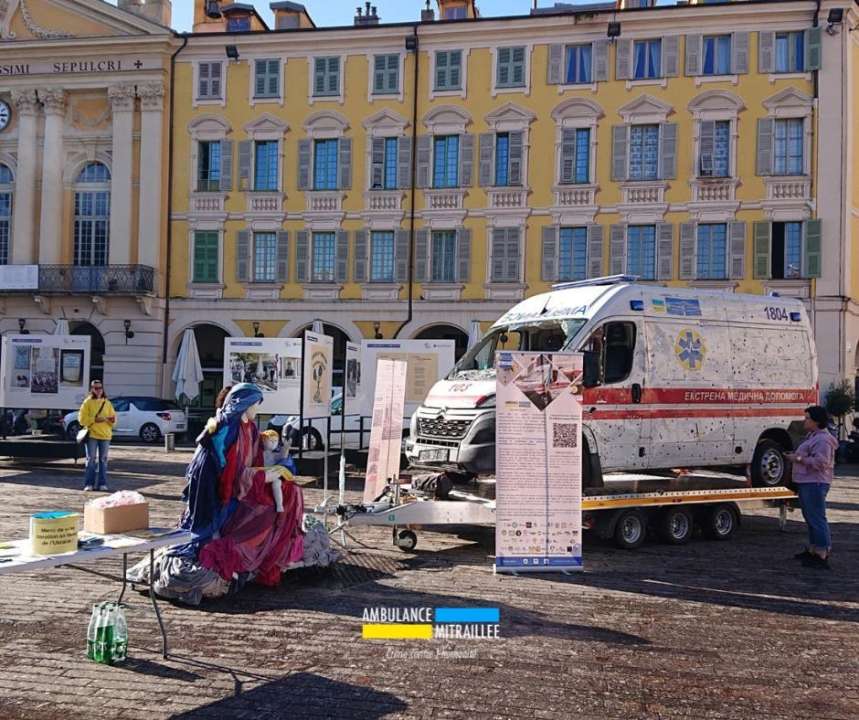 Українська "швидка", зрешечена кулями загарбників зс рф, знаходиться у турі містами Франції/Фото: МОЗ