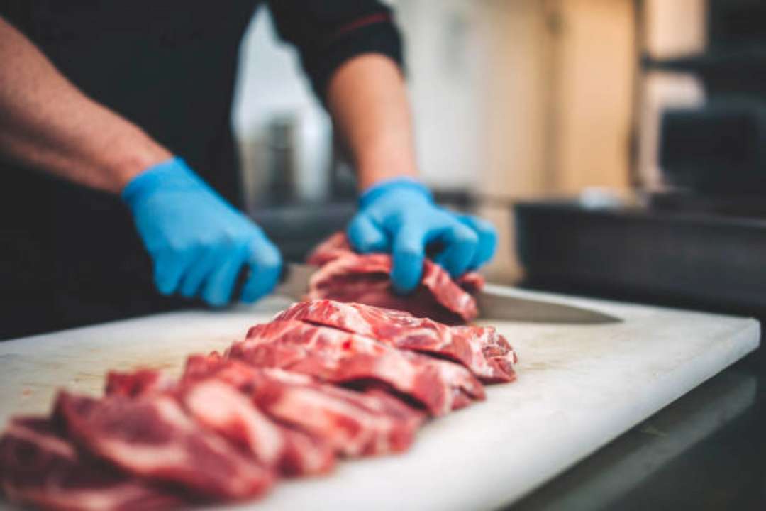 Фото: pexels Мясо по-французски, приготовленное с кольцами ананаса
