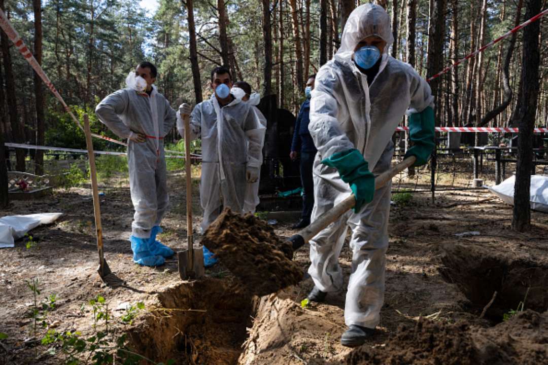 Масове поховання в Ізюмі: поліція вилучила 263 тіла загиблих, серед них – 2 дітей