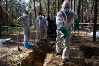 З місця масового поховання в Ізюмі вилучили вже 263 тіла загиблих/Фото: Paula Bronstein /Getty Images Масове поховання в Ізюмі: поліція вилучила 263 тіла загиблих, серед них – 2 дітей