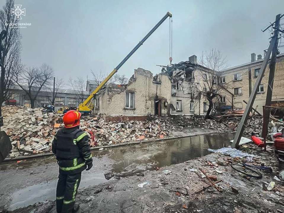 В Новогродовке из-под завалов дома удалось достать тело 8-летней девочки