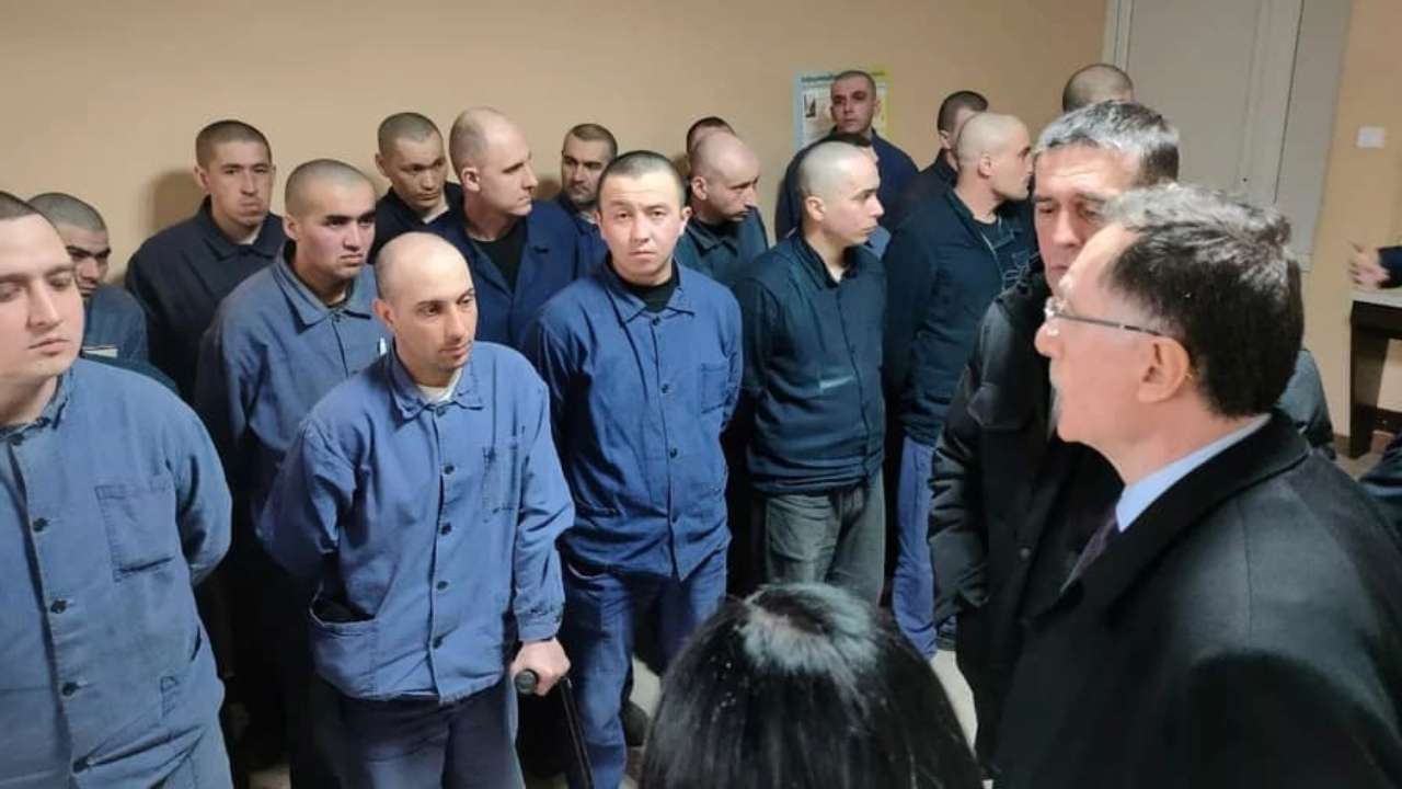 Шмыгаль ответил на петицию о запрете телефонных звонков российским пленным