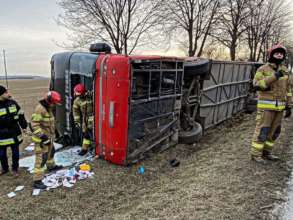 В Польщі перекинувся автобус з українськими біженцями/Фото: Facebook/Policja Lubelska Автобус з українцями перекинувся неподалік від Любліна