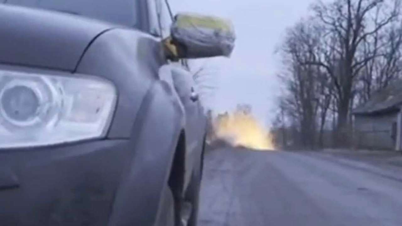 Українські воїни підірвали міст під носом біля цілої колони окупантів/Фото: кадр з відео машина
