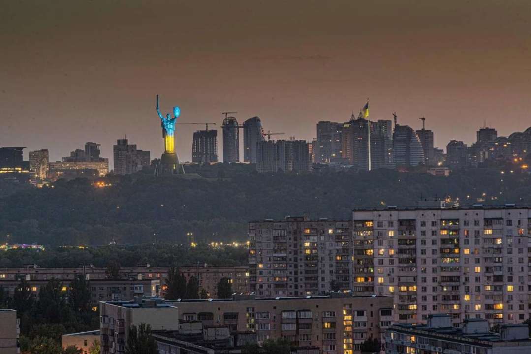 В Киеве Родина-мать стала сине-желтой/Фото: Telegram Киев