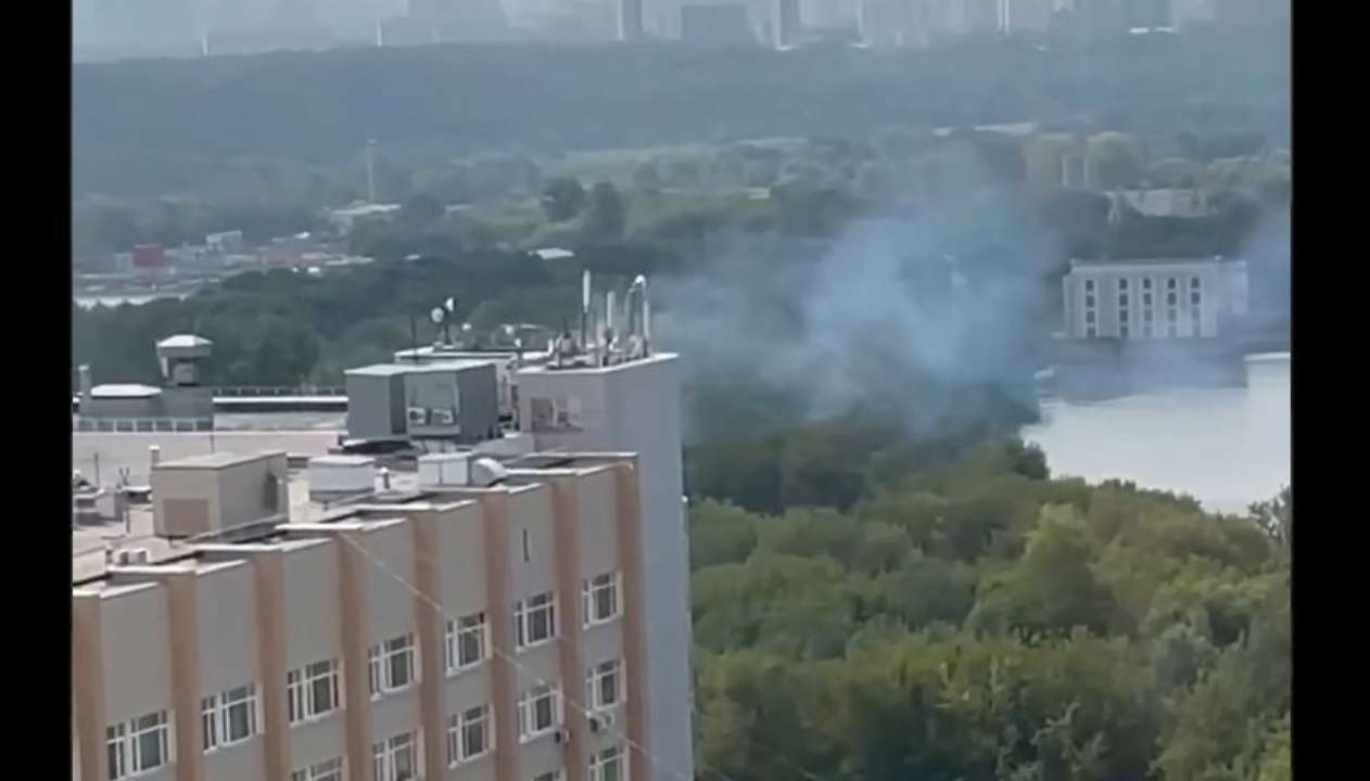 москву атакуют беспилотники/Фото: скрин видео москву атаковал беспилотник, аэропорт внуково закрыли: что происходит в россии