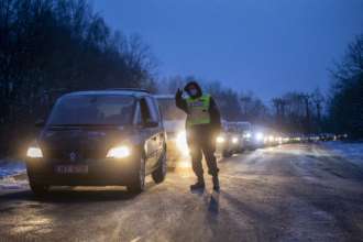 Украинские беженцы могут на зиму вернуться в Евросоюз – МВД Чехии/Фото: Gabriel Kuchta/Getty Images Очередь из автомобилей на зимней дороге в Чехии