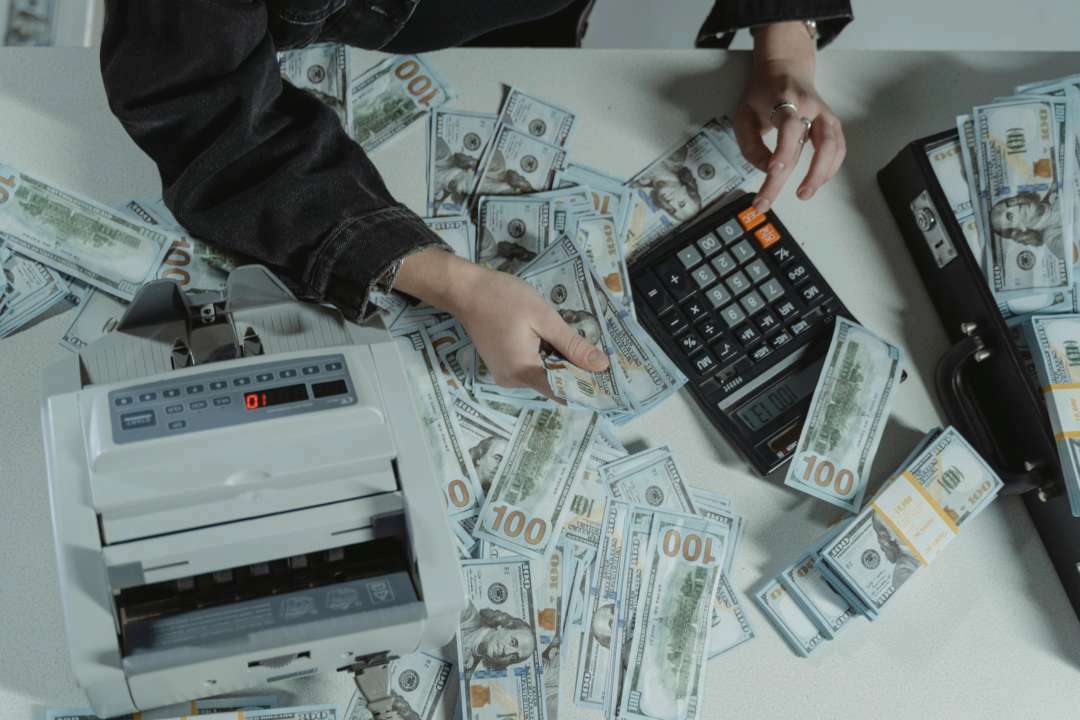 Під час війни активність аферистів зросла: як вберегти свої гроші