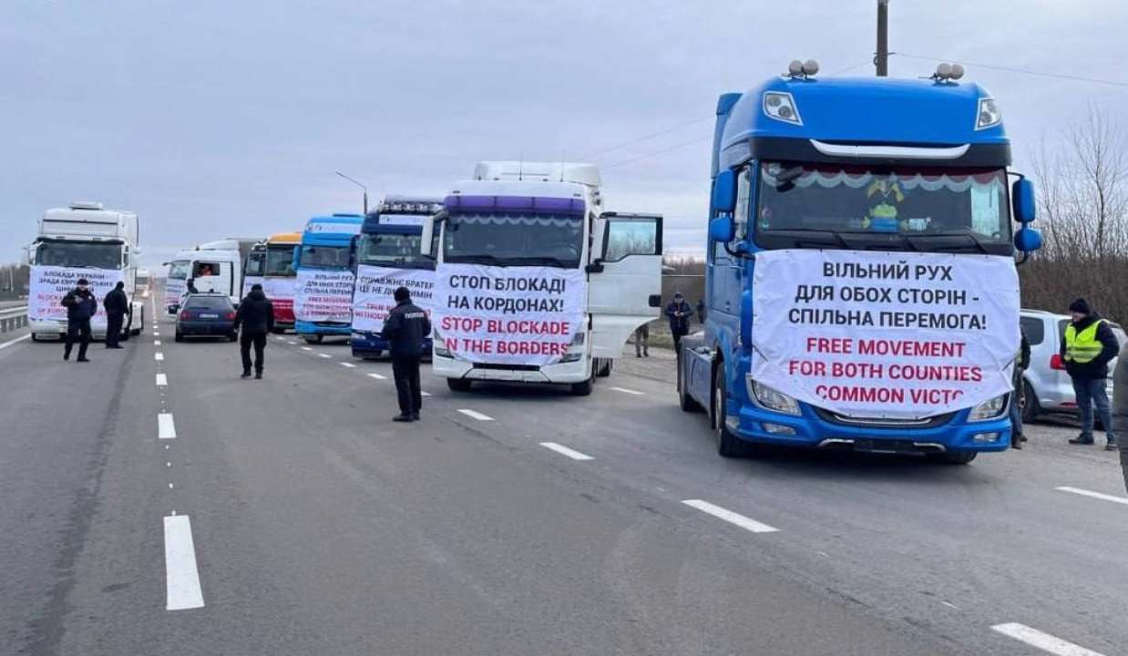Украинские перевозчики начали акцию протеста на польской границе/Фото: Суспільне Украинские перевозчики начали акцию протеста возле границы с Польшей