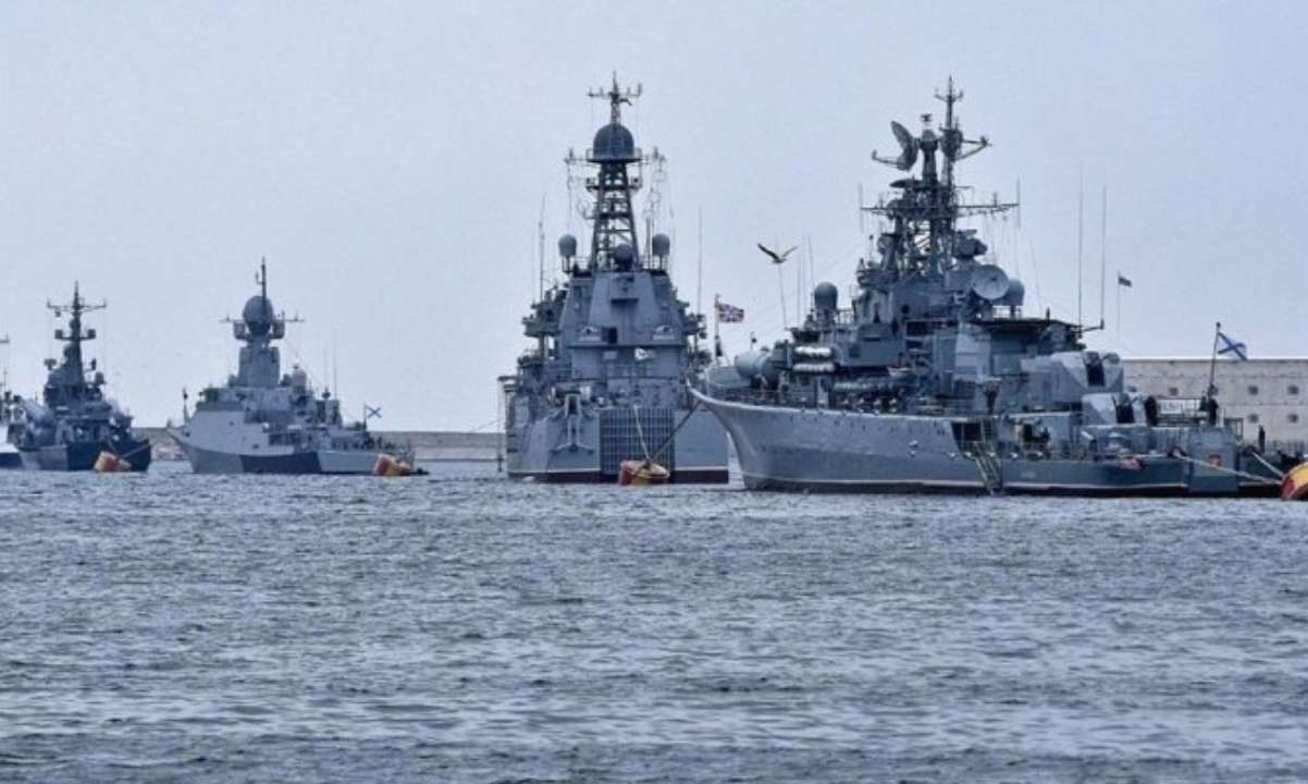 В ВМС сообщили о количестве вражеских кораблей в морях. Фото: Defense корабли россии