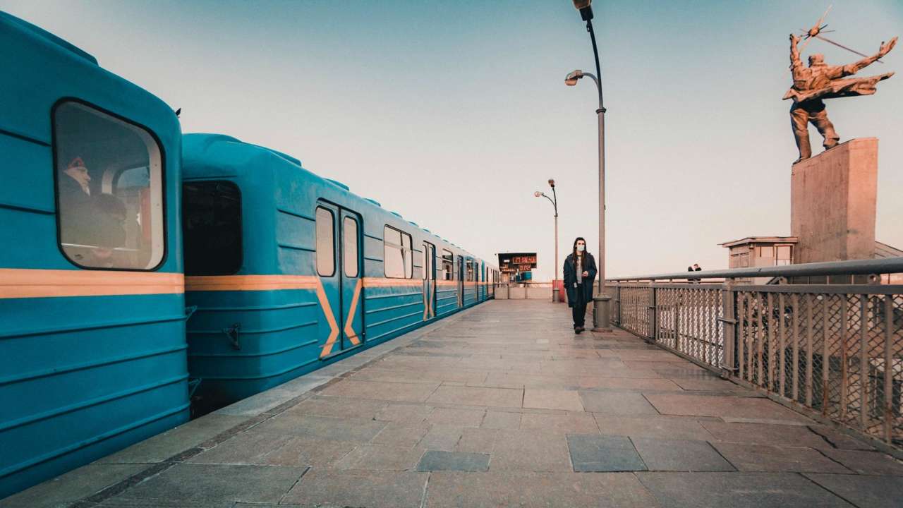 Фото: Unsplash/Автор - Viktor Bystrov З пістолетами і газовими балонами: у центрі Києва на станції метро сталася масова бійка. Відео