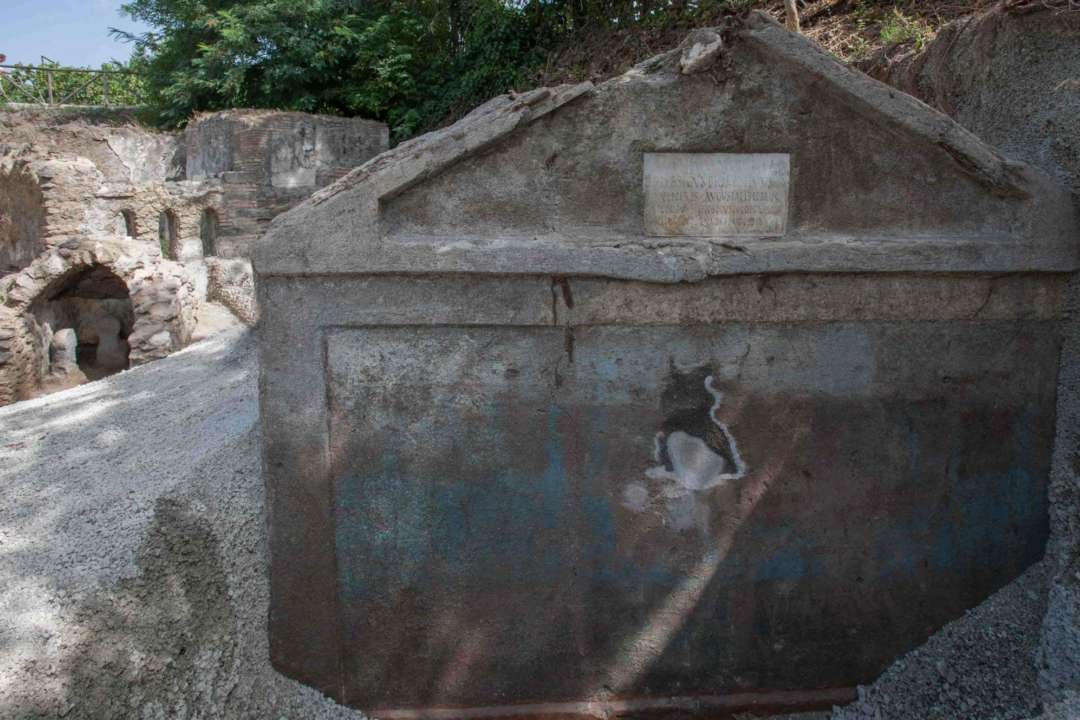 Фото: Pompeii - Parco Archeologico (Facebook) В Помпеях археологи раскопали древнюю гробницу с полумумифицированным телом. Фото