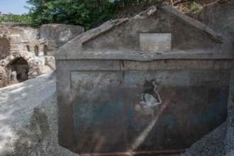 Фото: Pompeii - Parco Archeologico (Facebook) В Помпеях археологи раскопали древнюю гробницу с полумумифицированным телом. Фото