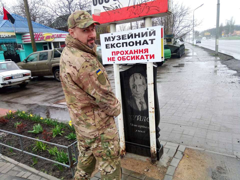 "Терпеть нельзя": Олег Сенцов рассмешил Сеть необычным фото возле "памятника путину"