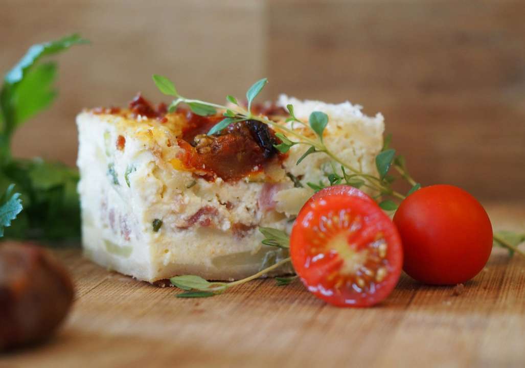 С ароматным беконом и золотистой корочкой: оригинальный рецепт картофельного пирога на сковороде