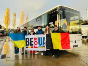 Бельгійські підлітки зібрали кошти й придбали автобус для школи у Київській області/Фото: BeforUkraine/Facebook Бельгійські діти поруч з автобусом