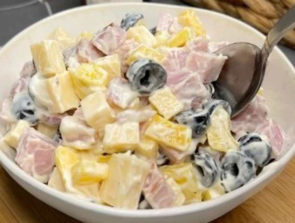Забытая классика: салат с ветчиной и оливками/ Фото: Instagram Салат с ветчиной и оливками
