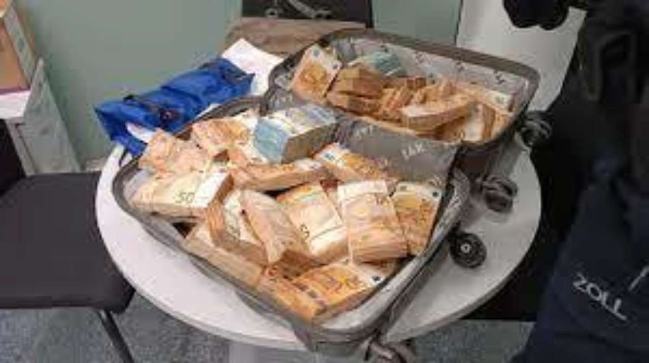В українського пенсіонера у Німеччині знайшли 455 тисяч євро готівкою В українського пенсіонера у Німеччині знайшли 455 тисяч євро готівкою