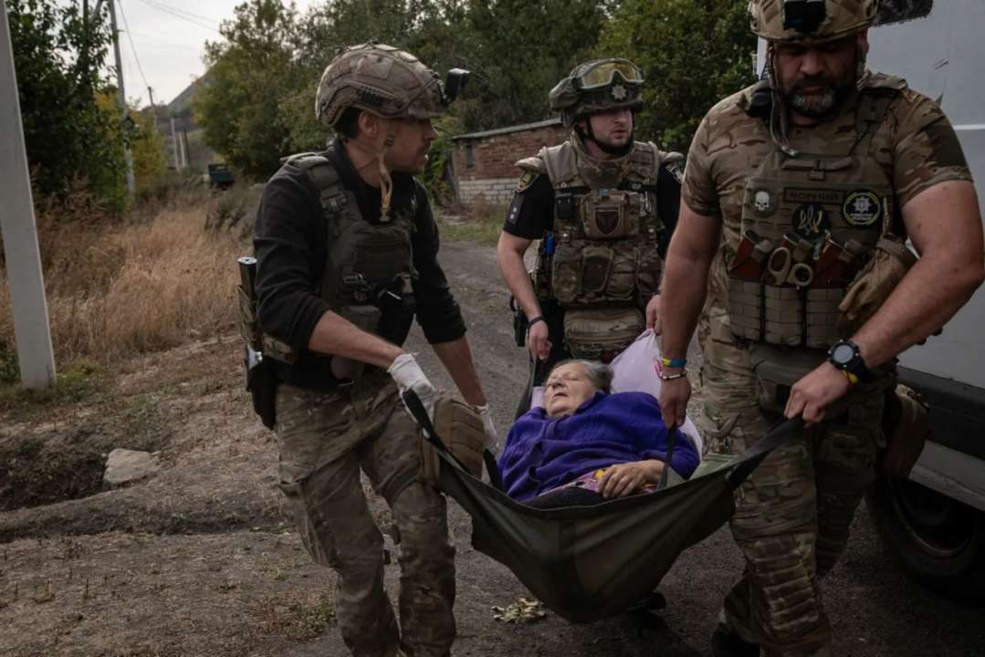 Фото: ТГ-канал Національна поліція України 🇺🇦 В The New York Times написали про роботу поліцейських групи "Білий янгол"