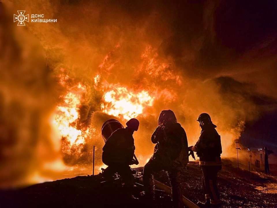 На Київщині наслідок падіння уламків БпЛА виникла пожежа на промисловому об'єкті/Фото: ДСНС На Київщині наслідок падіння уламків БпЛА виникла пожежа на промисловому об'єкті/Фото: ДСНС