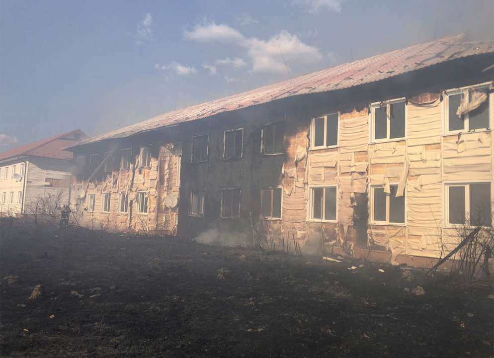 Фото: ДСНС Масштабна пожежа на Закарпатті: вогнем охоплені два будинки