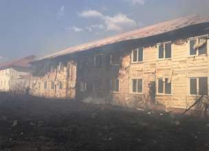 Фото: ДСНС Масштабна пожежа на Закарпатті: вогнем охоплені два будинки