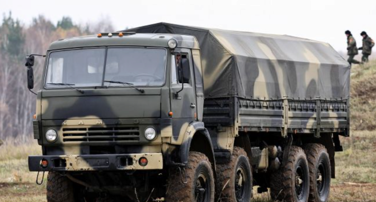 Россия отправляет КамАЗы с оккупантами в Украину. Фото: wikipedia.org Луганская область война