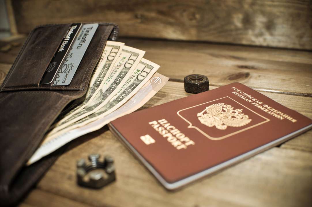 В Мелитополе оккупанты заставляют украинцев менять паспорта и номерные знаки на авто/Фото: Рexels
