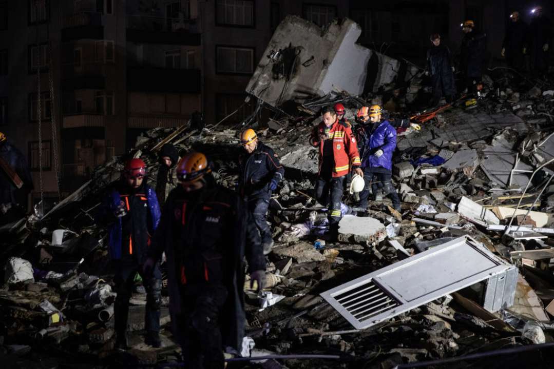 У Туреччині зросла кількість загиблих внаслідок землетрусу/Фото: Burak Kara/Getty Images Зруйнована землетрусом будівля
