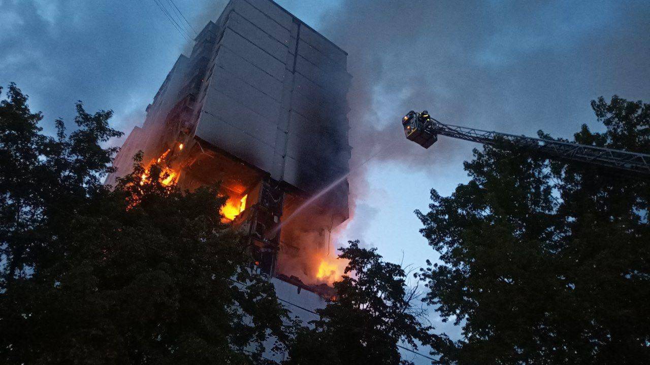 У Києві пролунав вибух: горить багатоповерховий будинок/Фото: соцмережі У Києві пролунав вибух: горить багатоповерховий будинок/Фото: соцмережі
