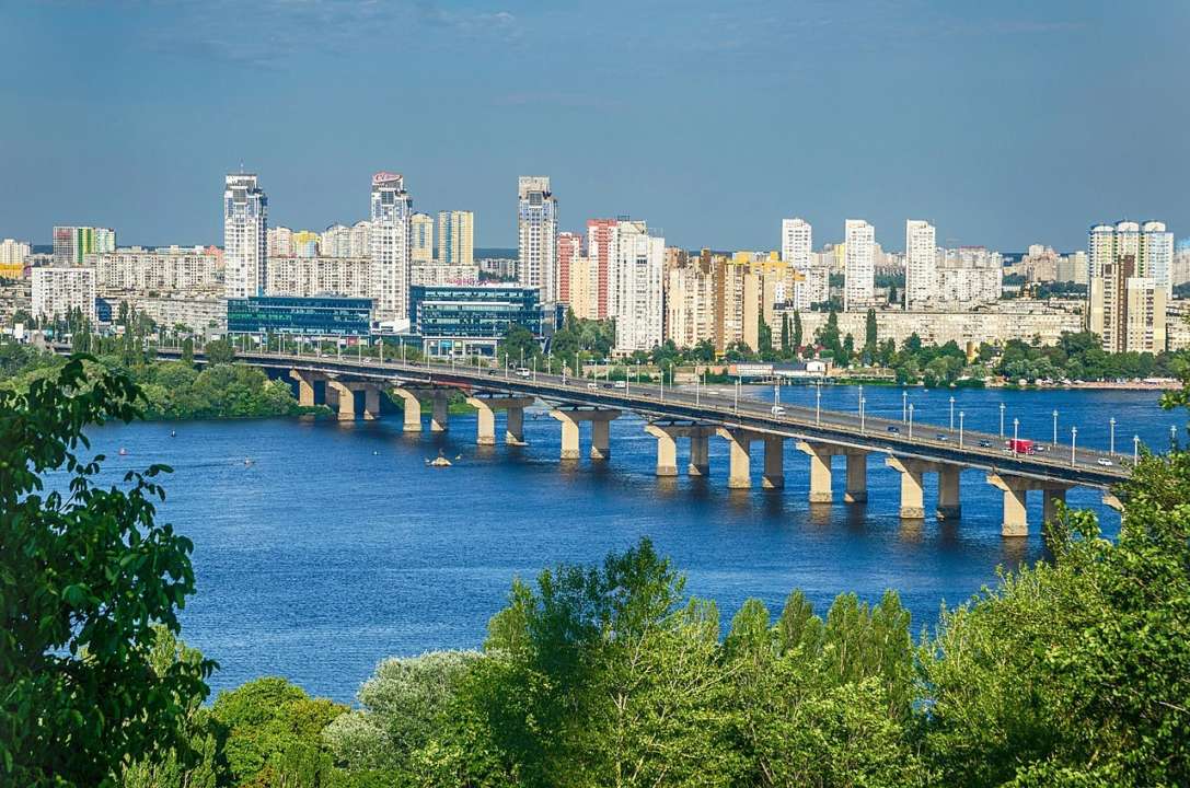 Міст імені Патона в Києві вкрився іржею та тріщинами / Фото: Роман Наумов/Wikimedia