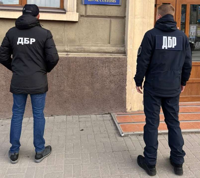 ГБР задержало двух правоохранителей, которые в лесу выбивали из задержанного признание в преступлении/Фото: ГБР