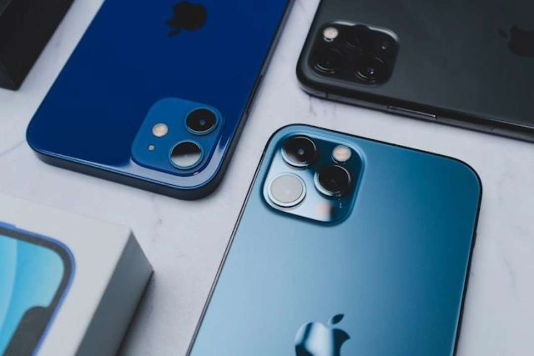 В Apple рассказали, стоит ли класть в миску с рисом мокрый смартфон/Фото: Ameen ALmayuf/Unsplash iPhone