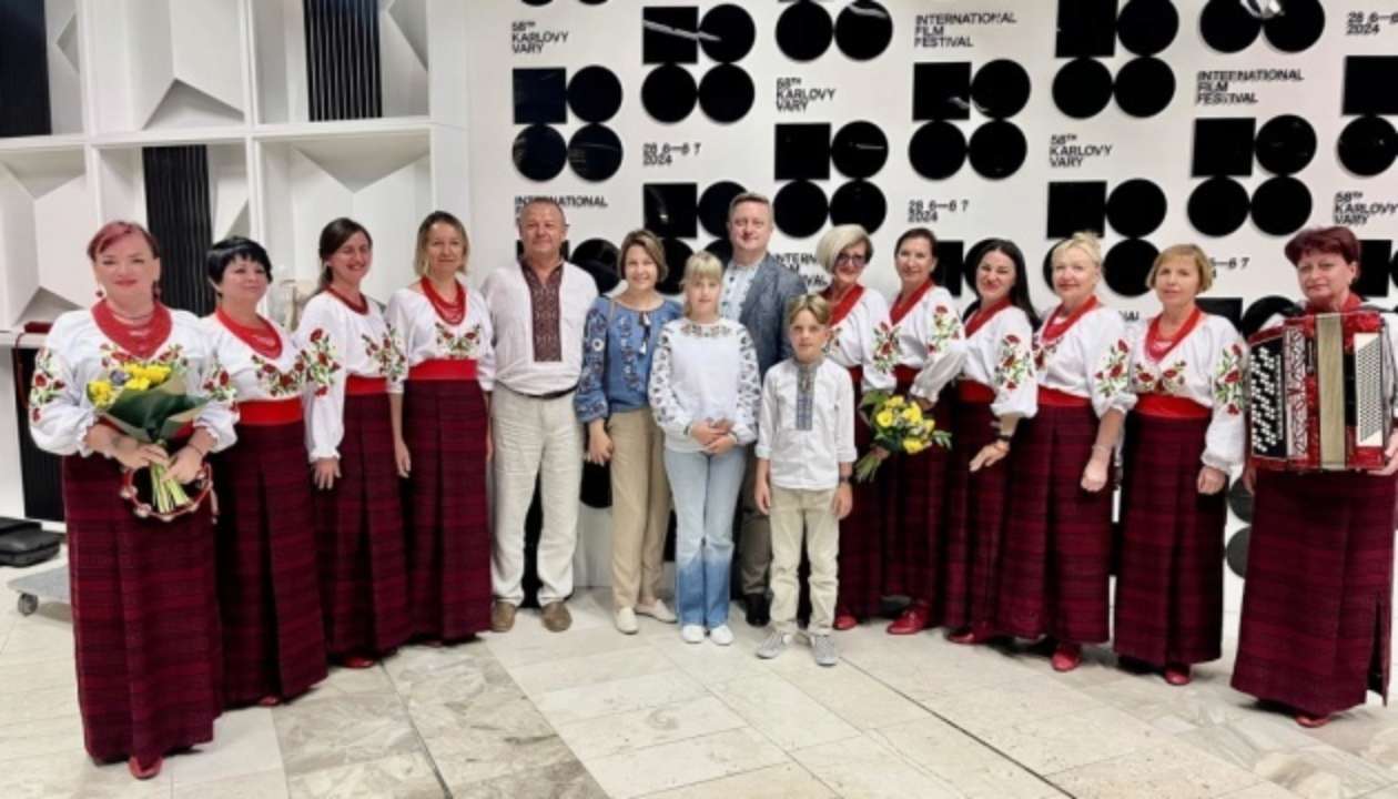 Ансамбль "Радість" / Фото: facebook.com/UkraineEmbassyinCzechia Українська пісня зазвучала на Карловарському фольклорному фестивалі