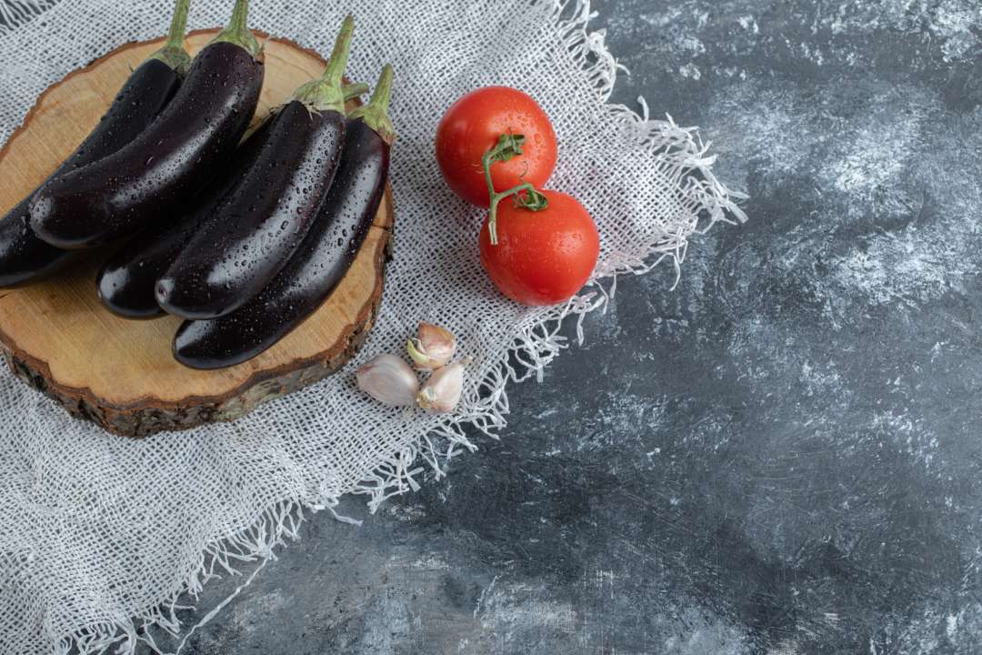 Рецепт баклажанных рулетиков с орехами и чесноком / Фото: Freepik Закуска на праздничный стол: рецепт баклажанных рулетиков с орехами и чесноком