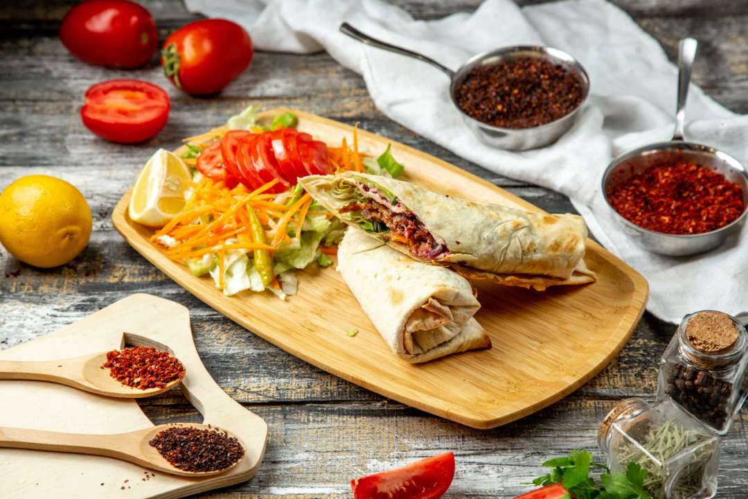 Готуємо домашній врап з пікантною куркою / Фото: freepik Смачний вибух: Готуємо домашній врап з пікантною куркою
