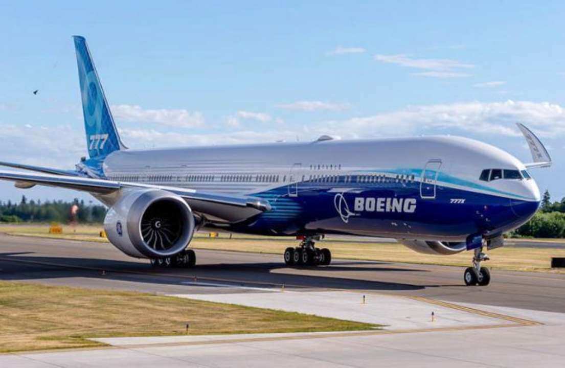 Причиной запрета стал недавний инцидент с горящим двигателем Boeing 777 в США (Фото: Boeing.com/Автор: неизвестен) Boeing 777