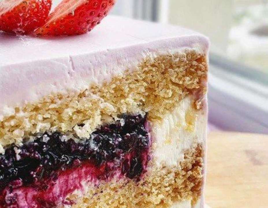 Рецепт торта для школярів/Фото: pinterest Рецепт швидкого бісквітного торта з варенням на 1 вересня
