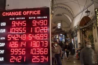 Курс валют в Украине на 20 сентября 2022 года/Фото: Chris McGrath/Getty Images Табло пункта обмена валют в Турции
