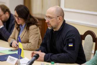 Шмыгаль рассказал, что поможет избежать негативных последствий в экономической жизни украинцев/Фото: kmu.gov.ua Украинцы могут остаться без пенсий и зарплат, однако есть условие – Шмыгаль