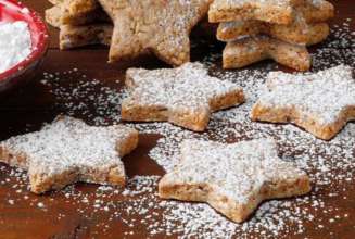Готовим рождественское печенье с сахарной пудрой/Фото: Pinterest Миниатюрные и вкусные: рецепт рождественского печенья из пяти ингредиентов