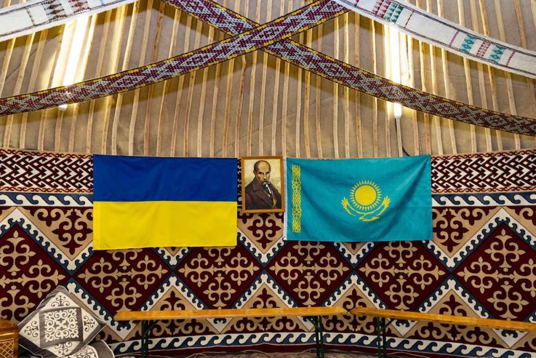 Усі бажаючі можуть тут зігрітися, зарядити телефони, скуштувати казахські традиційні страви Усі бажаючі можуть тут зігрітися, зарядити телефони, скуштувати казахські традиційні страви