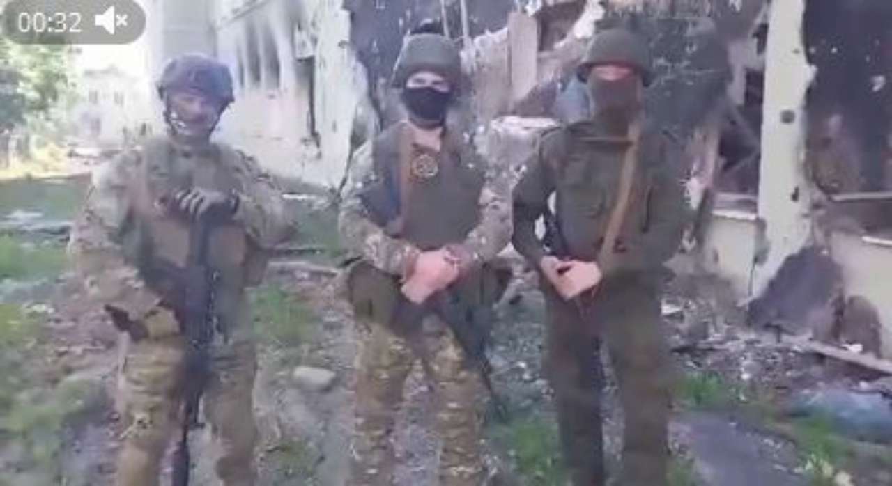Атака произошла в 23 часа 15 мая. Боеприпасы были сброшены на административное здание подразделения ПУ ФСБ Атака произошла в 23 часа 15 мая. Боеприпасы были сброшены на административное здание подразделения ПУ ФСБ