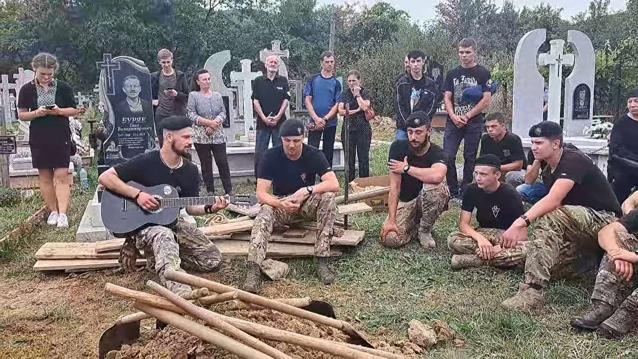 Дотримались слова: на Прикарпатті побратими виконали на могилі героя його улюблену пісню. Відео