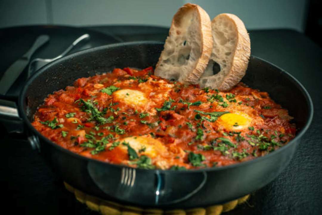Идеальный вариант вкусного и сытного завтрака: готовим шакшуку. Видео