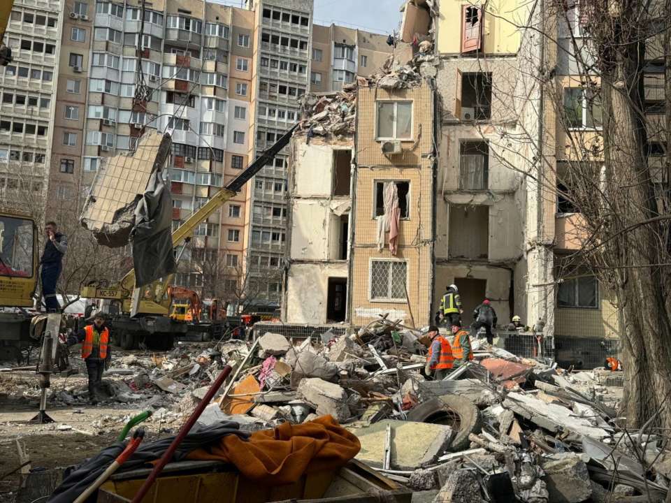 Зеленський про трагедію в Одесі: під завалами ще можуть перебувати діти