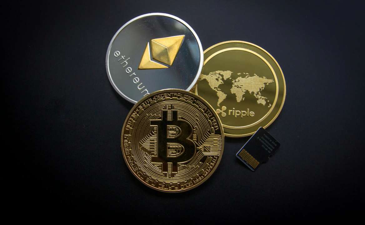 Биткоин и золото: стоимость этих ресурсов переживает исторический подъем
