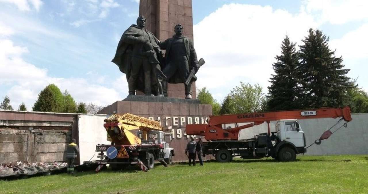 Декомунізація Рівного завершена: монумент Вічної Слави відійшов у минуле