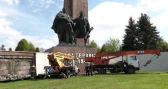 Демонтаж монументу на пагорбі Слави/Фото: Суспільне Рівне Декомунізація Рівного завершена: монумент Вічної Слави відійшов у минуле